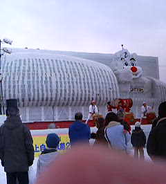 札幌ドームと B.B の大氷像