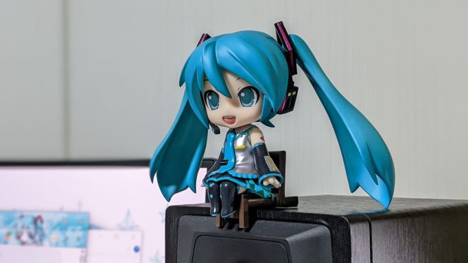 スピーカーの上に座る初音ミクさん